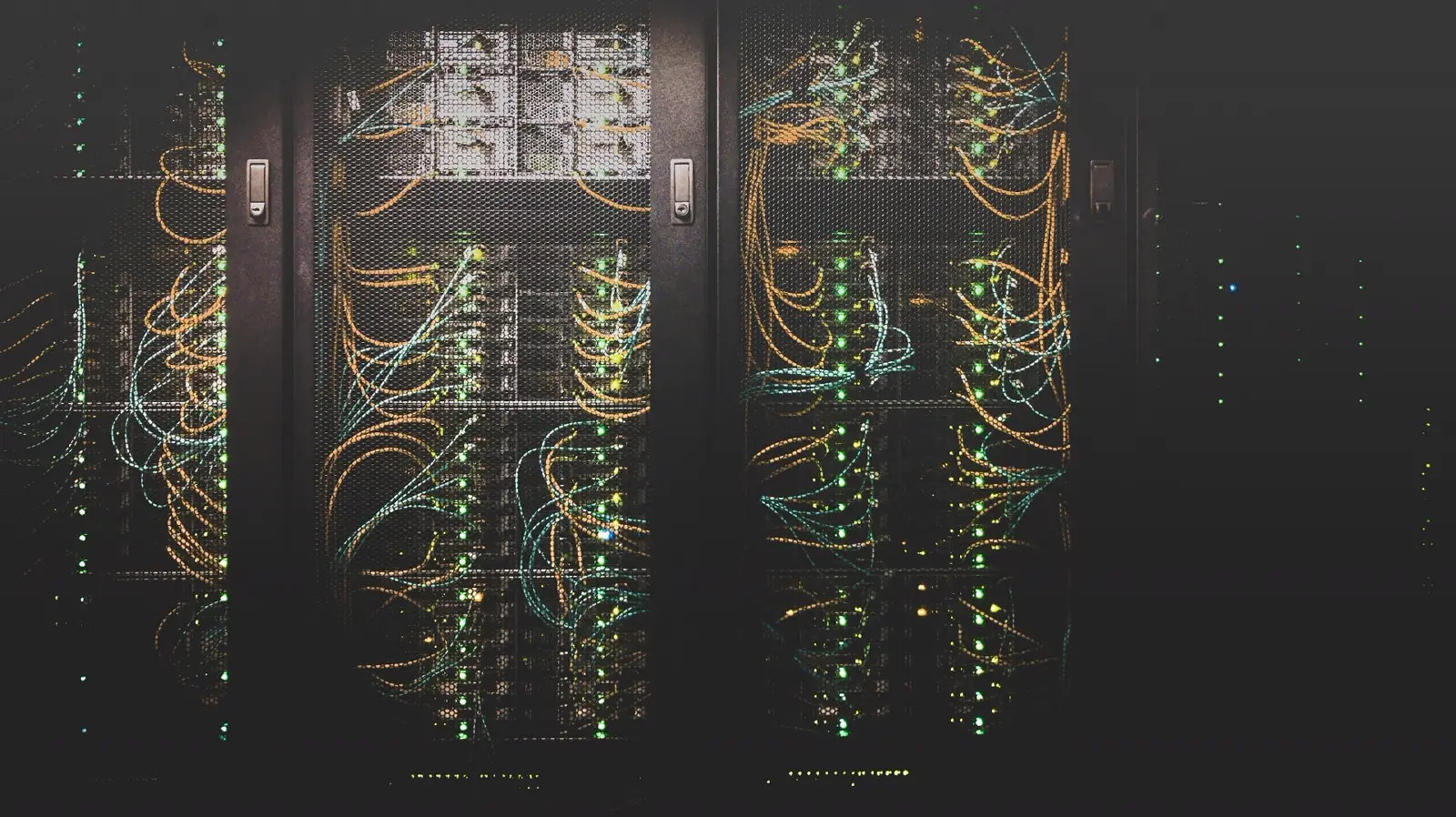 Serverraum eines modernen Rechenzentrums